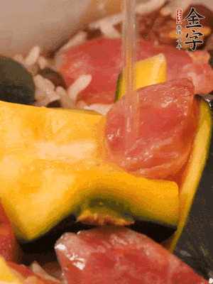 倒入溫開水，水量高出米面一個指節(jié)。