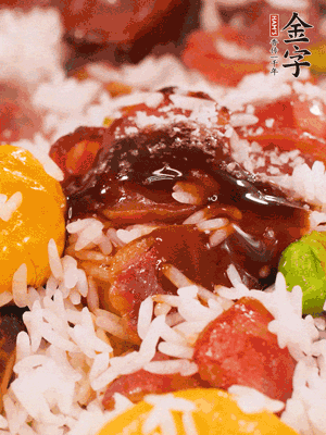 調(diào)醬汁，把蠔油：生抽：老抽：香油按1:2:1:0.5的比例。