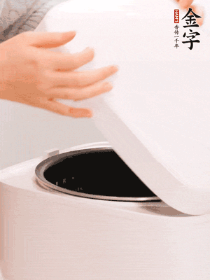 泡發(fā)香菇的水和調(diào)好的醬汁混合在一起，倒入電飯煲中，煮飯。