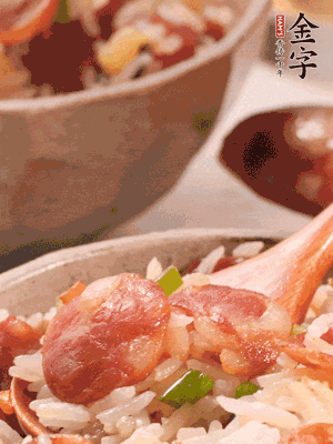 開蓋后，沿鍋邊淋2大勺花生油，大火烤出鍋巴。輕輕翻拌一下，撒點蔥花。