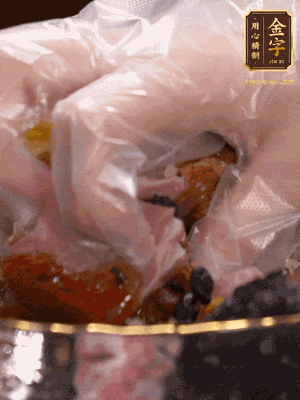 排骨洗凈后（蠔油、生抽、老抽、鹽、糖、淀粉、豆豉、蒜蓉、姜絲）腌制30分鐘