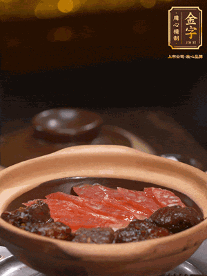 鋪上臘腸和排骨，鍋邊淋一圈油，小火煲10分鐘