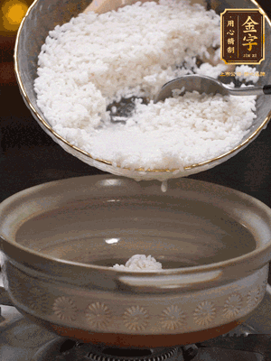 鍋底刷油，倒入米飯，水沒過即可，中小火燜10分鐘，戳幾個洞