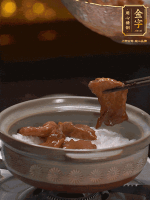 鋪上牛肉，鍋邊淋油在燜5分鐘