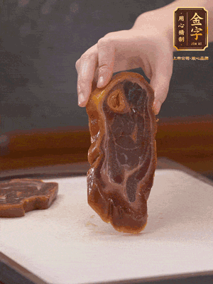 處理節(jié)瓜，刮掉表層的皮和毛，洗凈后去掉瓜蒂，切大塊