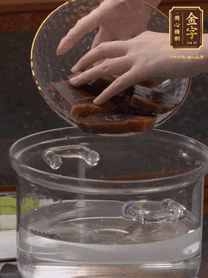 火腿蹄片冷水下鍋，水沸騰后煮5分鐘焯水