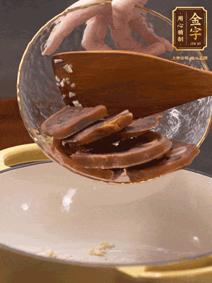 熱油爆香蒜粒、姜粒，加火腿蹄片煸炒一下