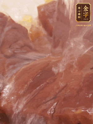 加熱水，2大勺料酒煮20分鐘，再下節(jié)瓜塊煮10分鐘即可