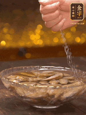 鮮活蟶子反復(fù)沖洗干凈，水中加鹽、芝麻香油浸泡30分鐘吐沙