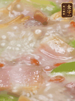 最后下蟶子，一點白胡椒調(diào)味，煮到白色湯汁出來。撒點枸杞點綴