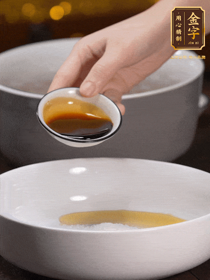 金字鹵牛肉切片，黃瓜切絲