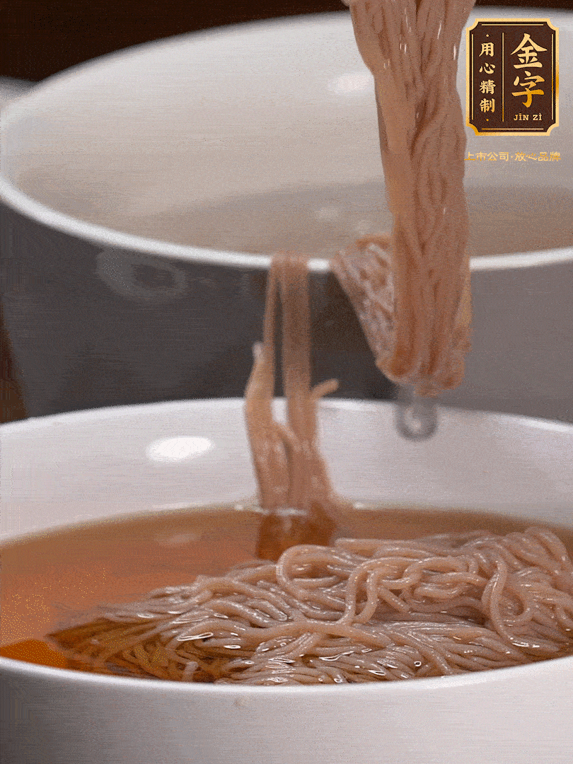 蘋果醋，一點鹽、糖、醬油，兌入涼白開水調成簡易冷面湯，放水箱冷藏