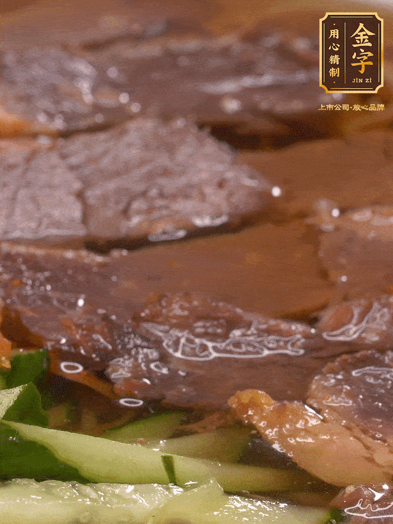 養(yǎng)麥冷面，涼水中清洗浸泡5分鐘，沸水中煮3分鐘，涼水漂洗沖涼