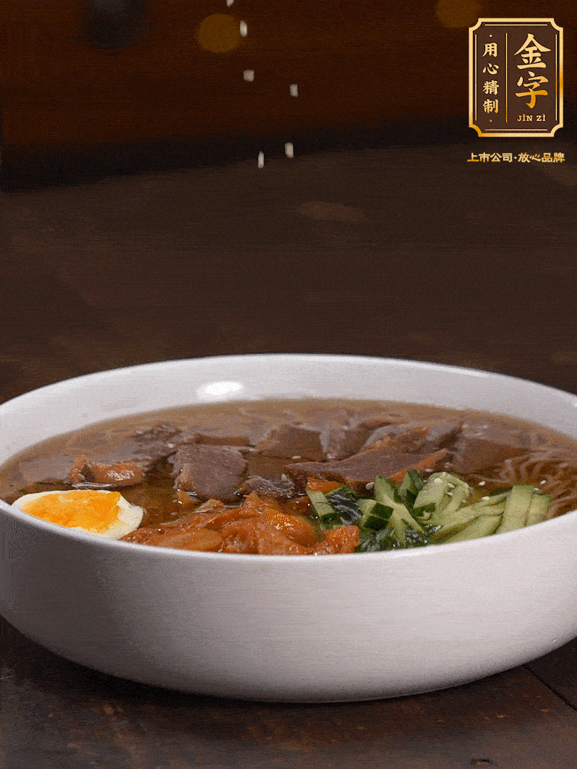 放入冰涼的冷面湯碼上黃瓜絲、泡菜、牛肉、雞蛋，撒點白芝麻