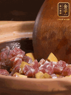 熱油下蒜片，倒入香腸丁、牛肝菌丁翻炒出香味