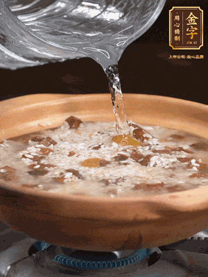 再倒入泡了30分鐘的大米翻拌均勻，加水稍微沒過（米水比例1:1），中火燜煮，到冒大泡，大致5分鐘