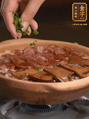 最后鋪上牛肝菌，爭分奪秒地倒上醬汁，撒點小蔥花