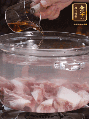 老鴨切塊，鍋里水煮開，鴨肉加姜片、料酒焯水