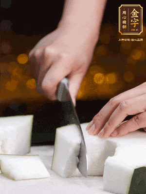 薏米提前浸泡好。冬瓜帶皮洗凈切塊