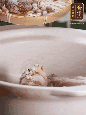 焯好水洗凈的鴨肉、薏米、芡實、蜜棗+適量水煲1小時