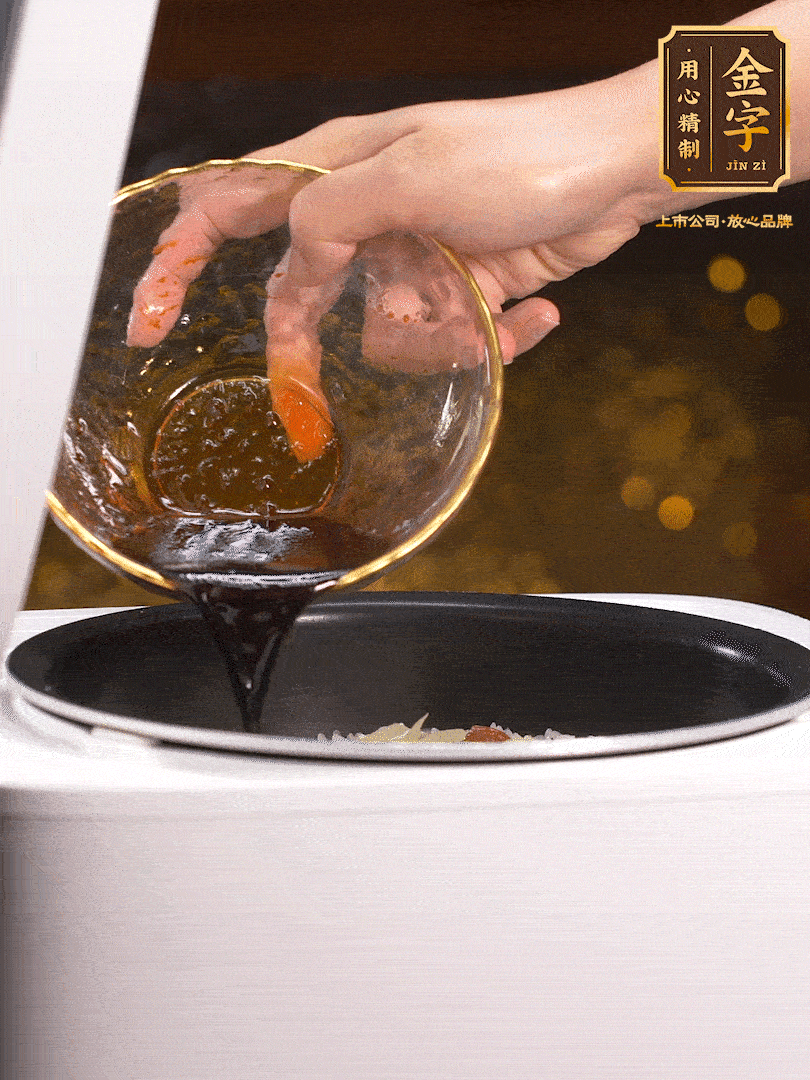 煮好后，淋上醬汁：2勺生抽、1勺老抽、1勺蠔油、半勺白糖、半勺香油、1勺水