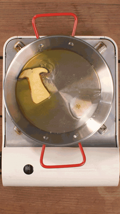 牛肝菌切片，用黃油煎熟