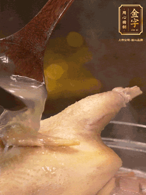 大火燒開后，撇去浮沫。轉(zhuǎn)小火燉2個(gè)小時(shí)