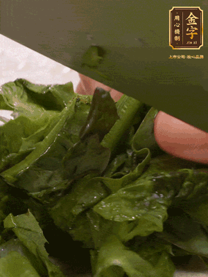 萵筍去皮切丁，萵筍葉切碎