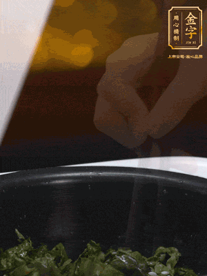 煮飯鍵開(kāi)煮，根據(jù)個(gè)人口味加鹽