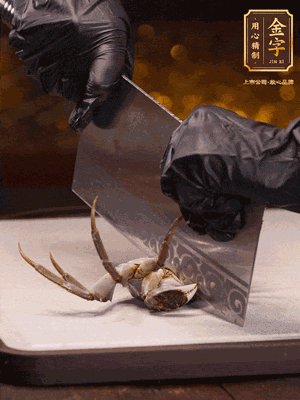 用刷子刷干凈六月黃，一斬二。把蟹蓋、蟹胃拿出來。