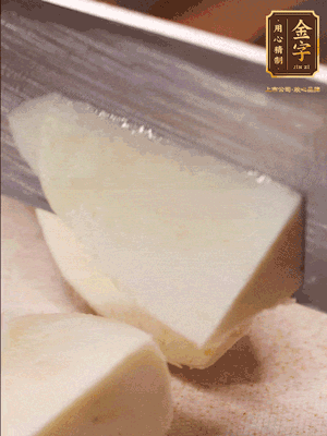 茭白去殼，底部一層老皮刨掉，切成滾刀塊