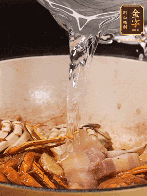 加料酒/花雕酒去腥，加入開水燜10分鐘左右