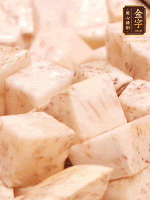 鍋上火下足油，將芋頭炸金黃色至熟