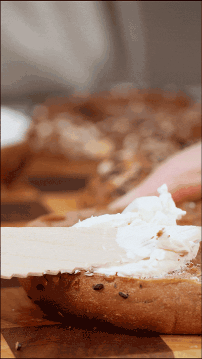 貝果在烤箱中180度復烤5分鐘，涂上芝士