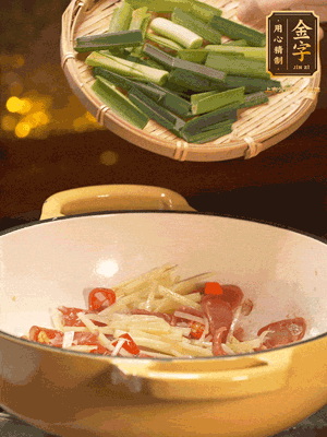 接著放蒜葉，來一點鹽，一點醬油調(diào)味翻勻