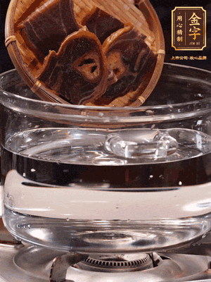 火腿蹄片，冷水下鍋，加蔥姜、料酒焯水