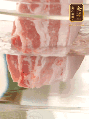 大塊豬五花冷水下鍋，蔥、姜、花雕酒焯水