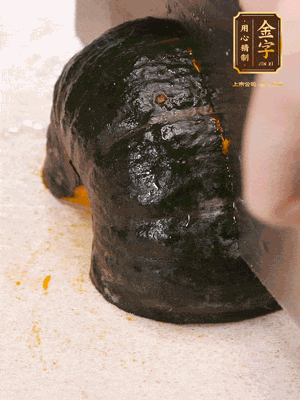 貝貝南瓜去皮，切成小塊。姜切絲