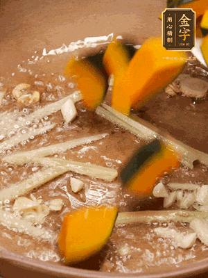 砂鍋倒一層底油，蒜粒、姜絲炒香后，再下南瓜翻炒30秒