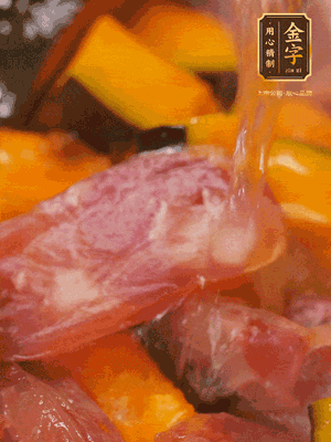 下香腸，倒沒過南瓜的水，加1/2勺鹽、1/2勺白糖、1勺蠔油燜8分鐘