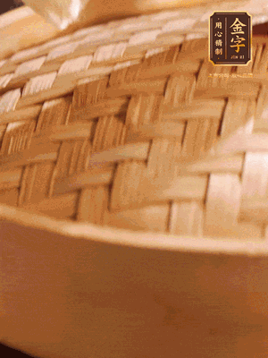 將香腸、醬油肉、臘肉放入蒸容蒸20分鐘