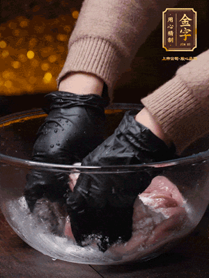 豬肚放入面粉、鹽、白酒，反復(fù)揉搓（重復(fù)3遍），洗掉表面的黏液。再把豬肚翻過來，剪去油脂，一樣反復(fù)揉搓干凈