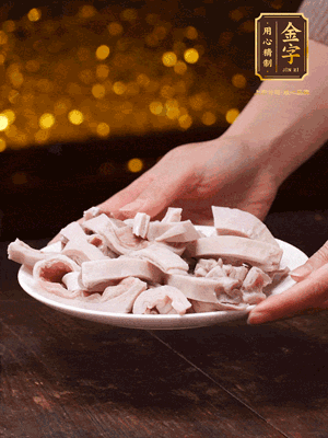 豬肚冷水下鍋，姜蔥料酒去腥，水開煮5分鐘，撈出，切小塊。
