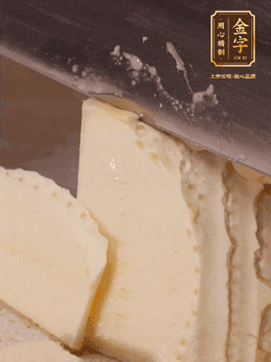 冬筍去殼切片，水開(kāi)后煮2分鐘焯水
