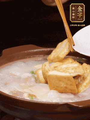 倒入開(kāi)水大火煮開(kāi)，轉(zhuǎn)中小火放咸肉，放一點(diǎn)點(diǎn)糖、味精慢燉10分鐘
