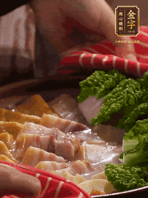 開(kāi)蓋后，最后放菜葉點(diǎn)綴
