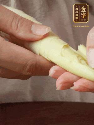 春筍沿著外皮豎著淺劃一刀，剝下外殼，切掉尾部的老根，切滾刀塊。（這個時候的春筍最為鮮嫩脆爽，不需要焯水去除澀味）