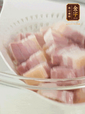 金字淡咸肉、排骨分別加料酒、蔥、姜冷水下鍋焯水，水開撇去浮沫撈出。