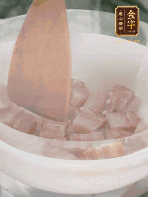 砂鍋內咸肉微微煸出香味，再倒入開水。放排骨滾開后轉中小火篤30分鐘。（水盡量一次加足，以免中途加水沖淡鮮味。這一步是湯底濃白的關鍵）