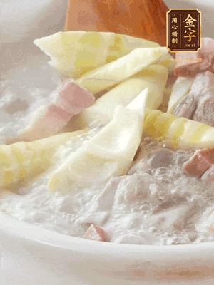 開蓋后放春筍，小火慢篤20分鐘左右，出鍋后盛出。